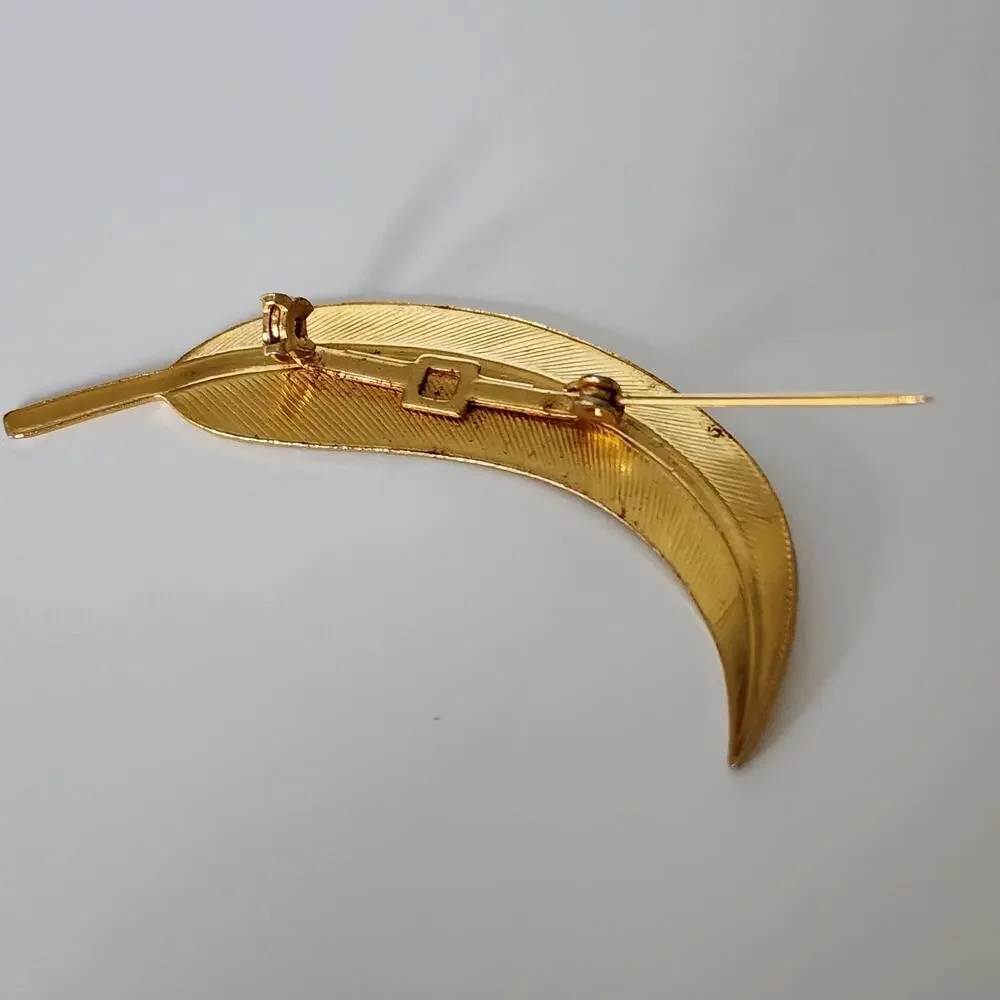 Vintage gold tone thin leaf shaped pin‎ brooch